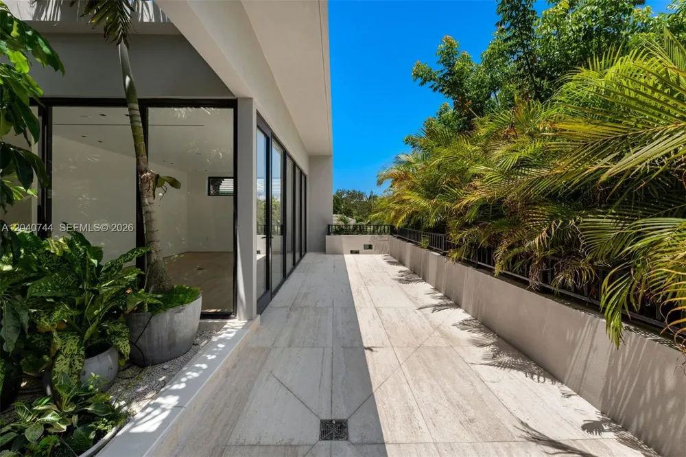 165 Hampton Ln Key Biscayne, FL 33149