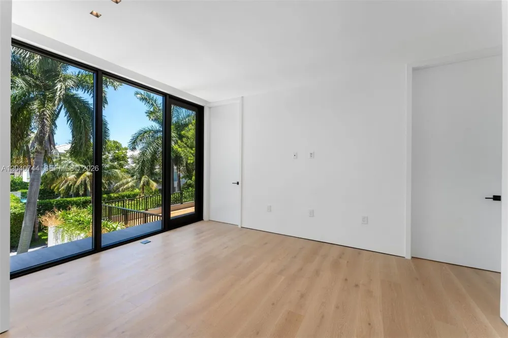 165 Hampton Ln Key Biscayne, FL 33149