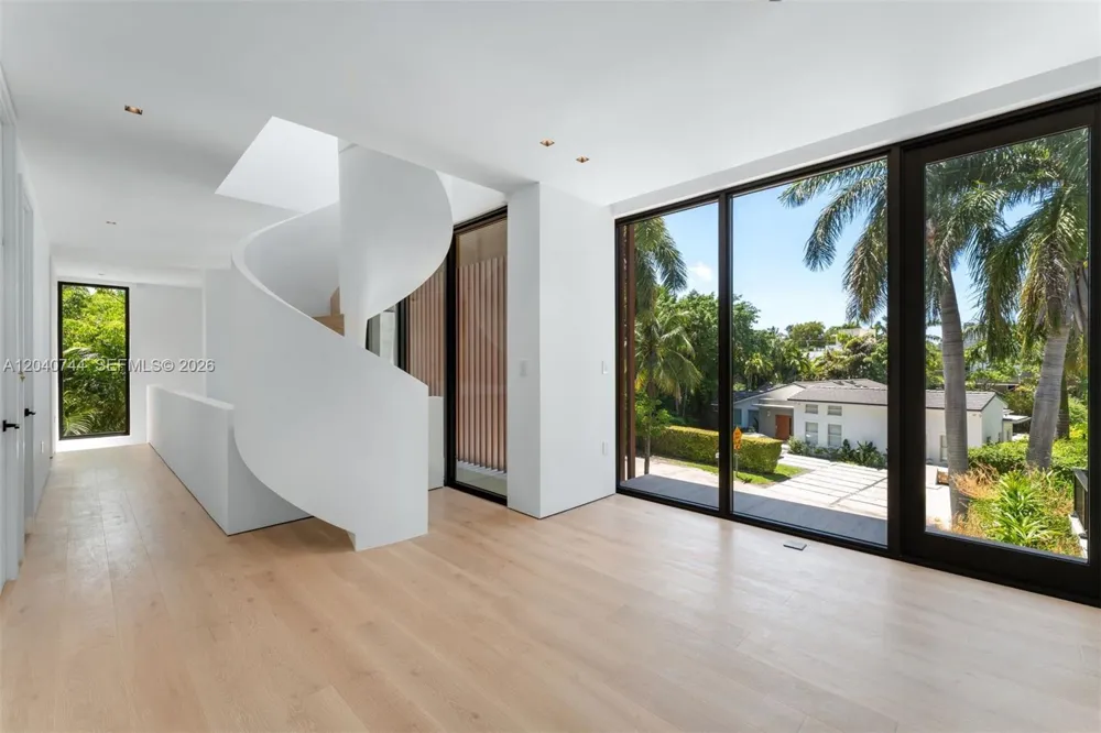 165 Hampton Ln Key Biscayne, FL 33149