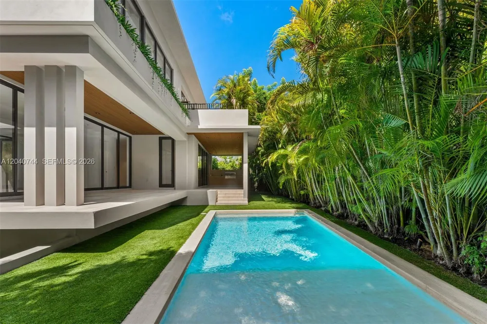 165 Hampton Ln Key Biscayne, FL 33149