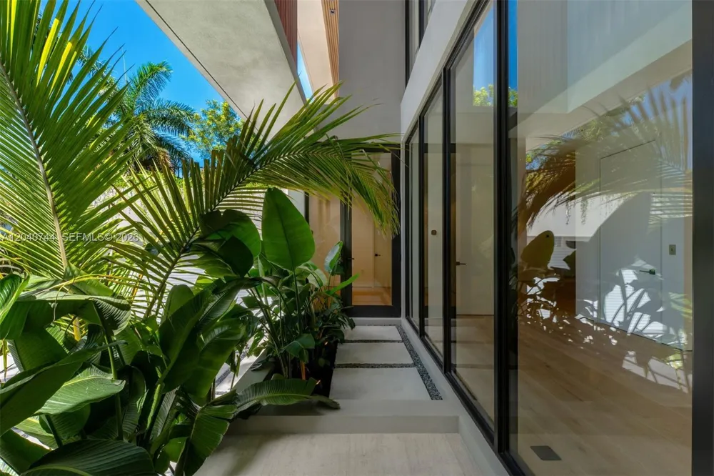 165 Hampton Ln Key Biscayne, FL 33149