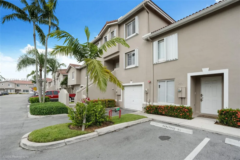 221 Riviera Cir Weston, FL 33326