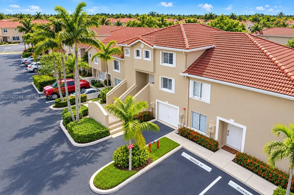 221 Riviera Cir Weston, FL 33326