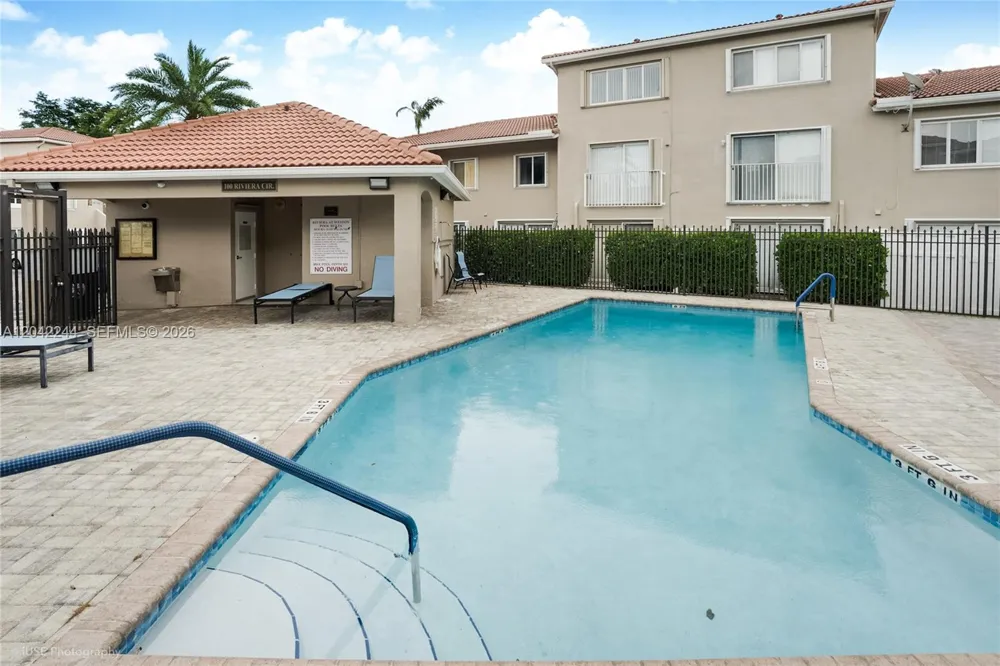 221 Riviera Cir Weston, FL 33326
