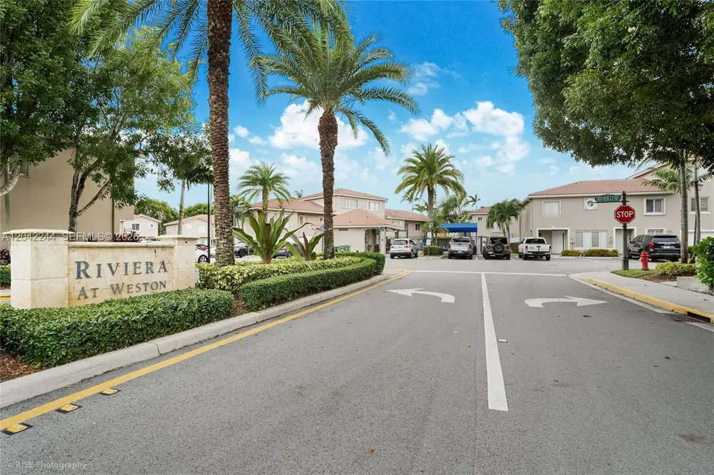 221 Riviera Cir Weston, FL 33326