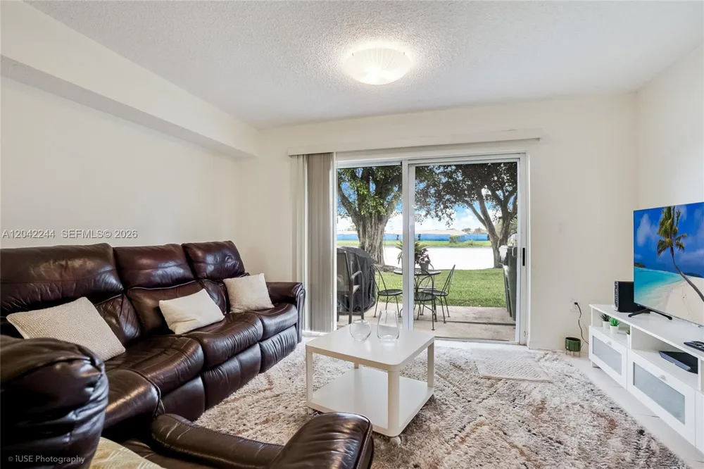 221 Riviera Cir Weston, FL 33326