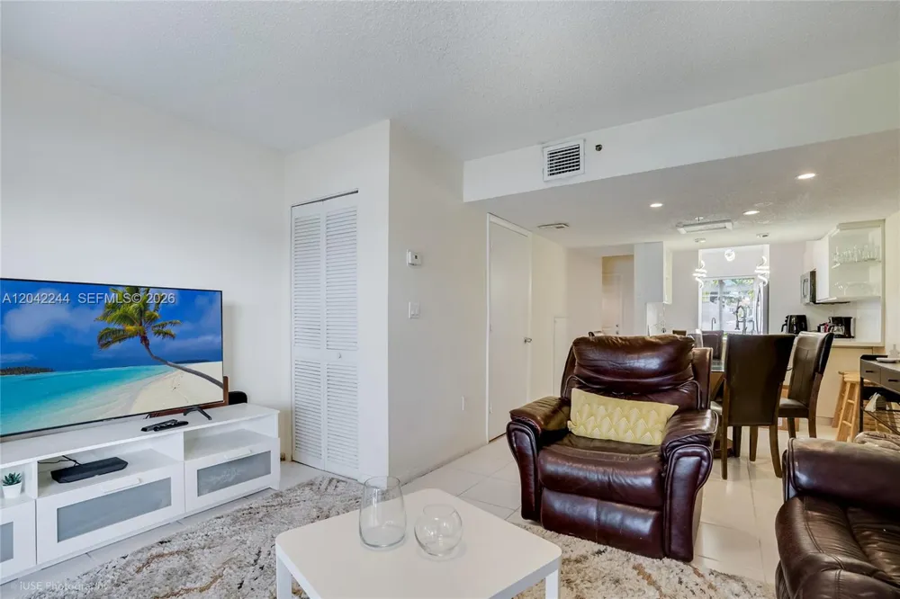 221 Riviera Cir Weston, FL 33326