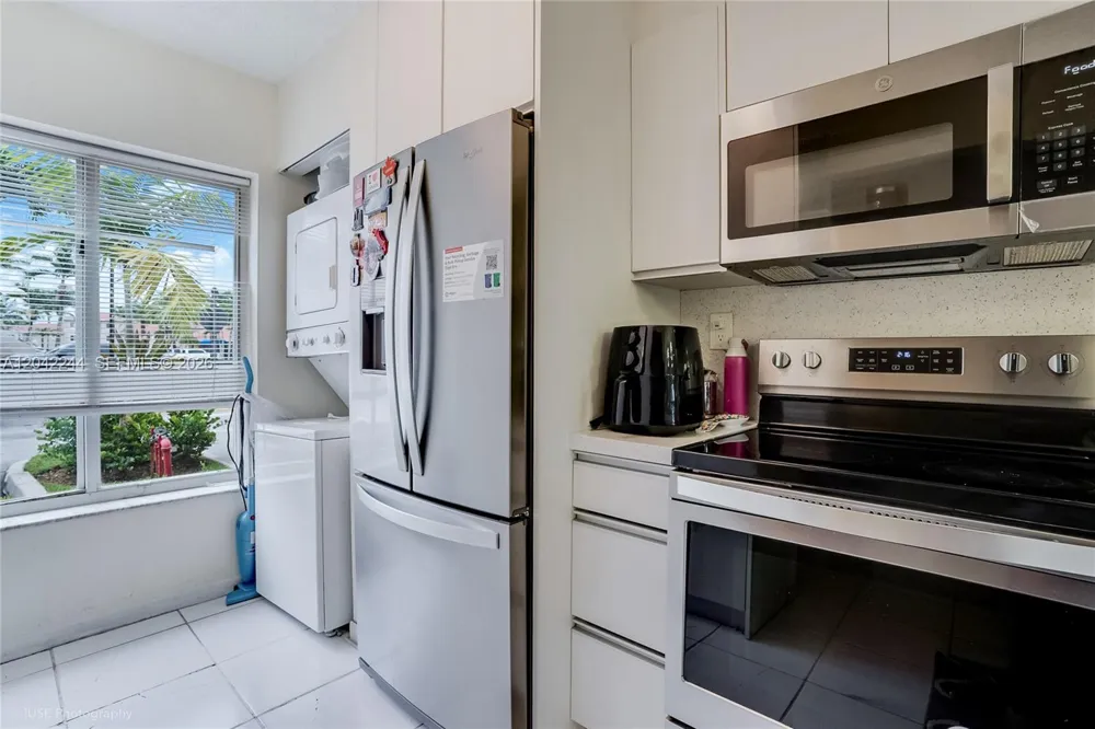 221 Riviera Cir Weston, FL 33326