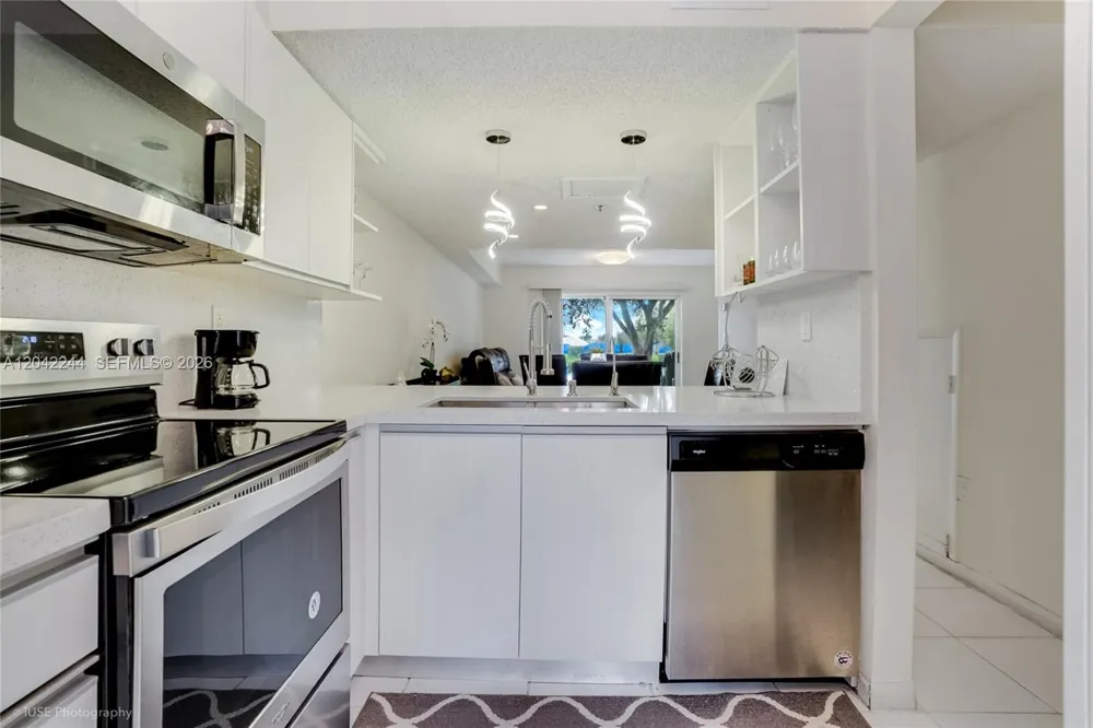 221 Riviera Cir Weston, FL 33326