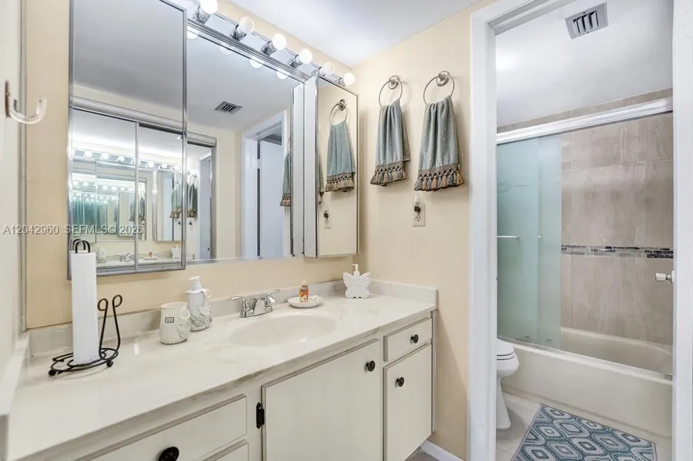 1000 Colony Point Cir #422 Pembroke Pines, FL 33026