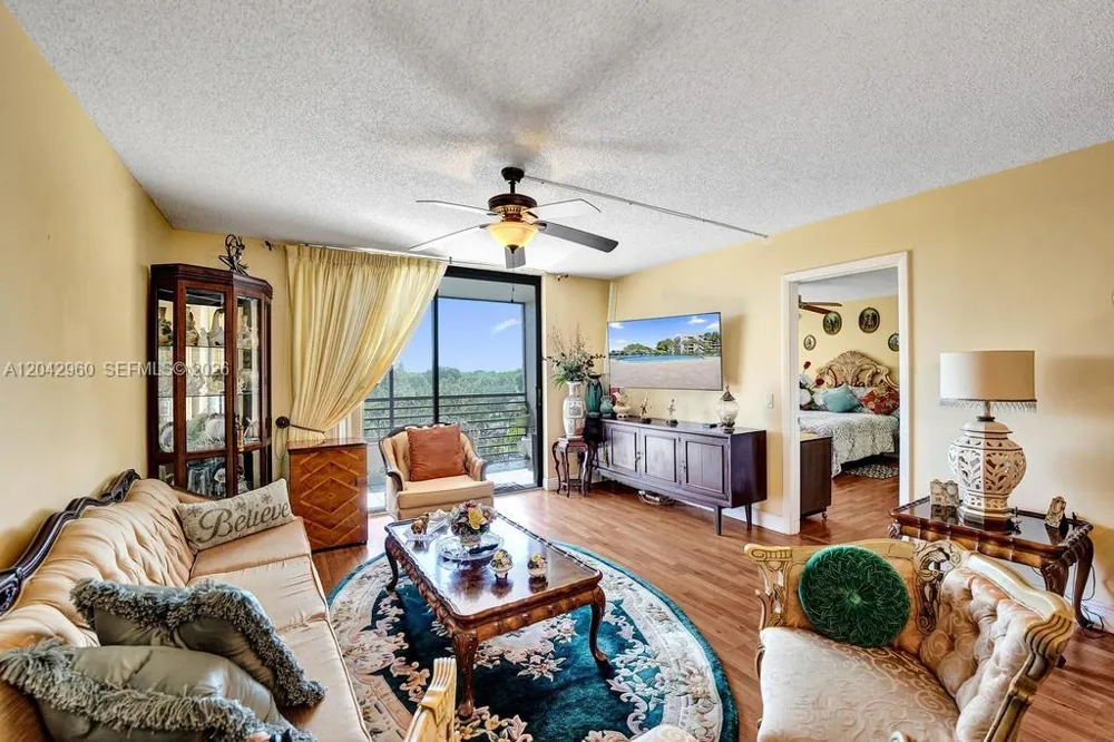 1000 Colony Point Cir #422 Pembroke Pines, FL 33026