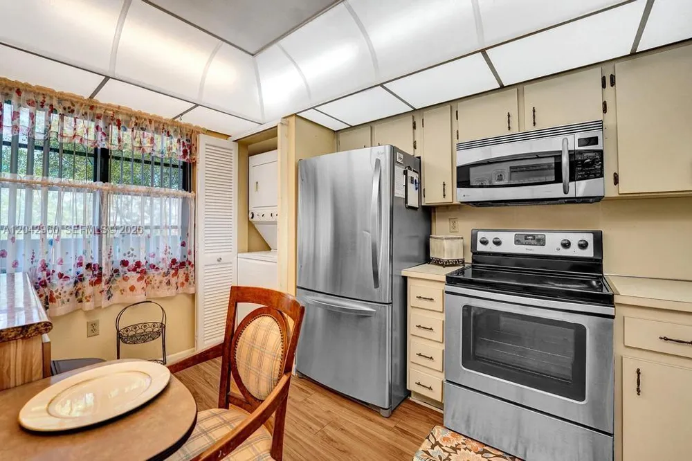 1000 Colony Point Cir #422 Pembroke Pines, FL 33026