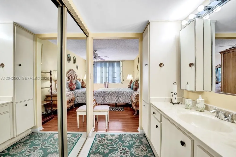 1000 Colony Point Cir #422 Pembroke Pines, FL 33026