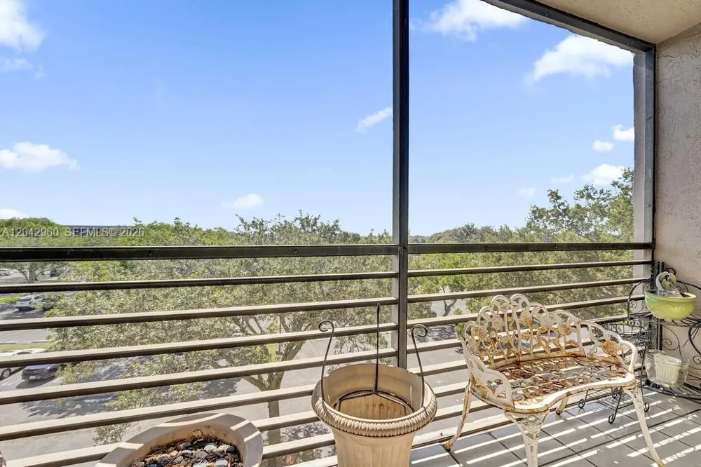 1000 Colony Point Cir #422 Pembroke Pines, FL 33026