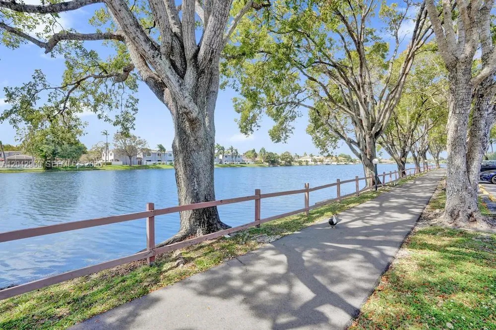 1000 Colony Point Cir #422 Pembroke Pines, FL 33026