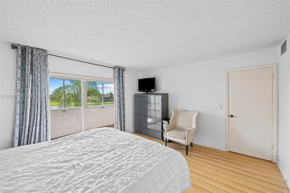 4025 Nob Hill Rd #301 Sunrise, FL 33351