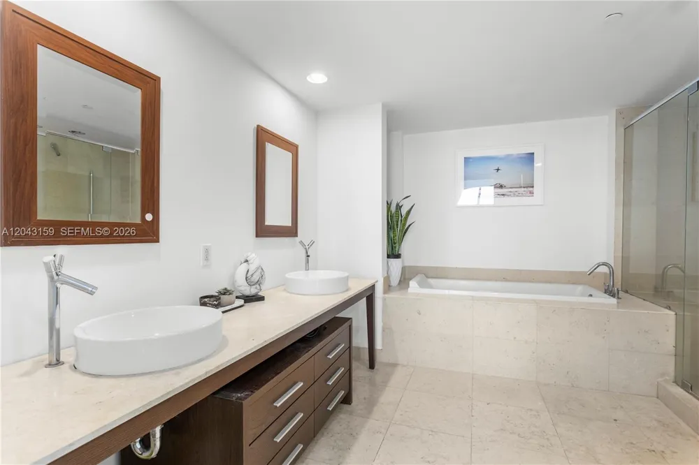 465 Brickell Ave #5505 Miami, FL 33131