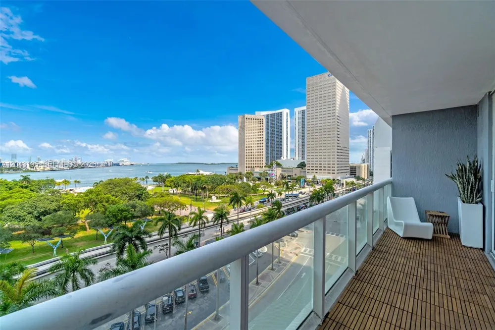 50 Biscayne Blvd #904 Miami, FL 33132