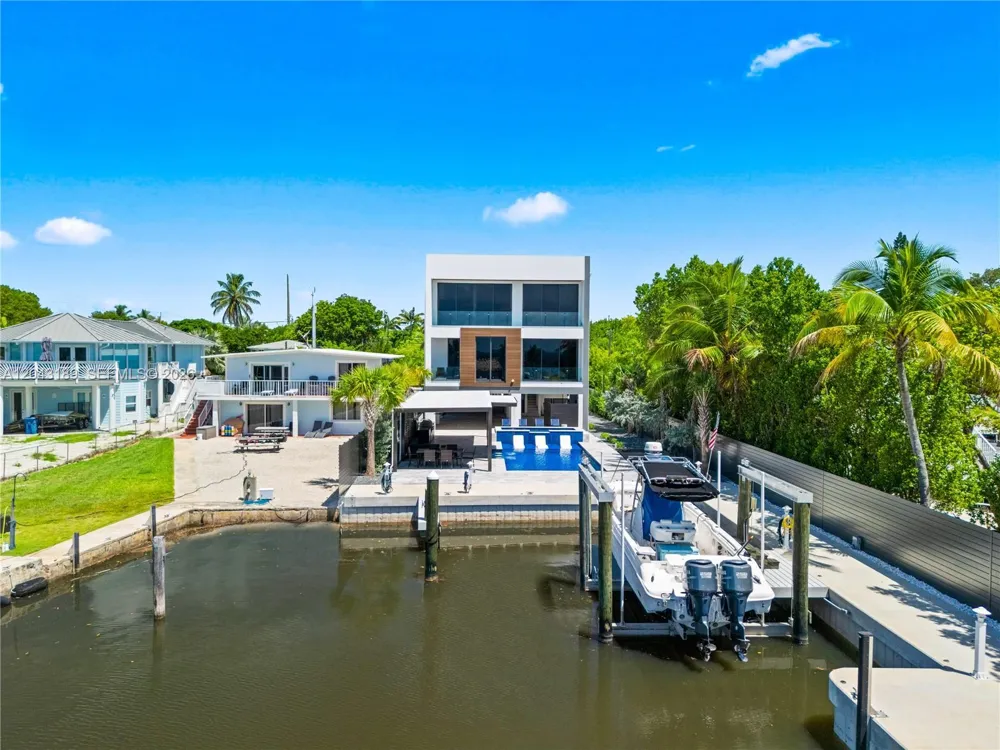 16 Seaside Ave Key Largo, FL 33037
