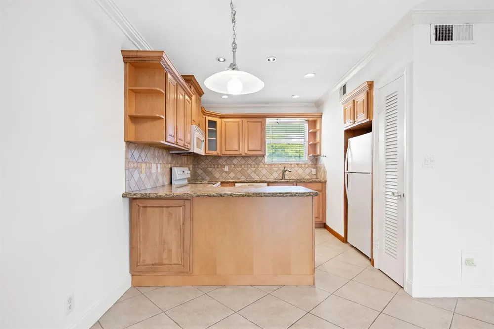 2748 NE 28th Avenue #20 Lighthouse Point, FL 33064