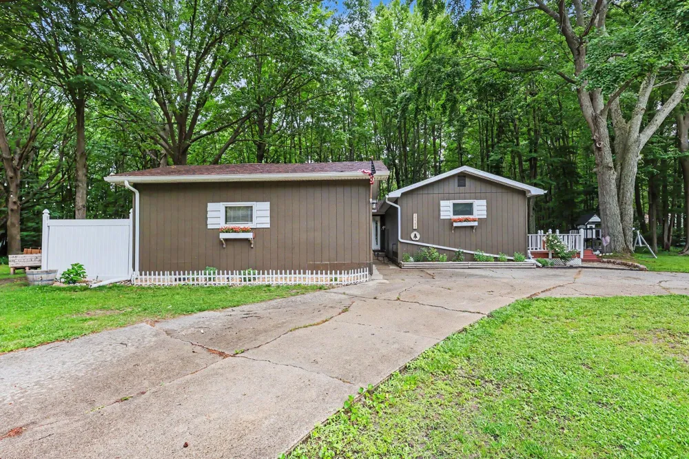 17700 Thornapple Drive Ferrysburg City, MI 49456