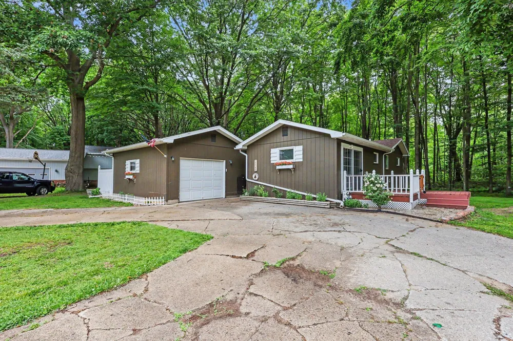 17700 Thornapple Drive Ferrysburg City, MI 49456