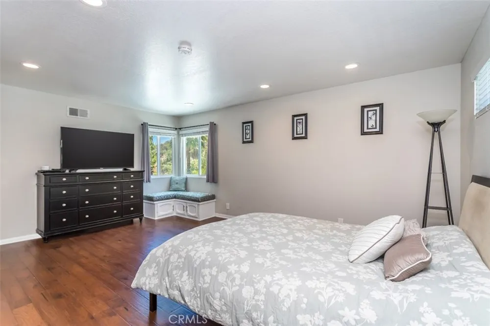 24806 Rosepark Court Newhall, CA 91321