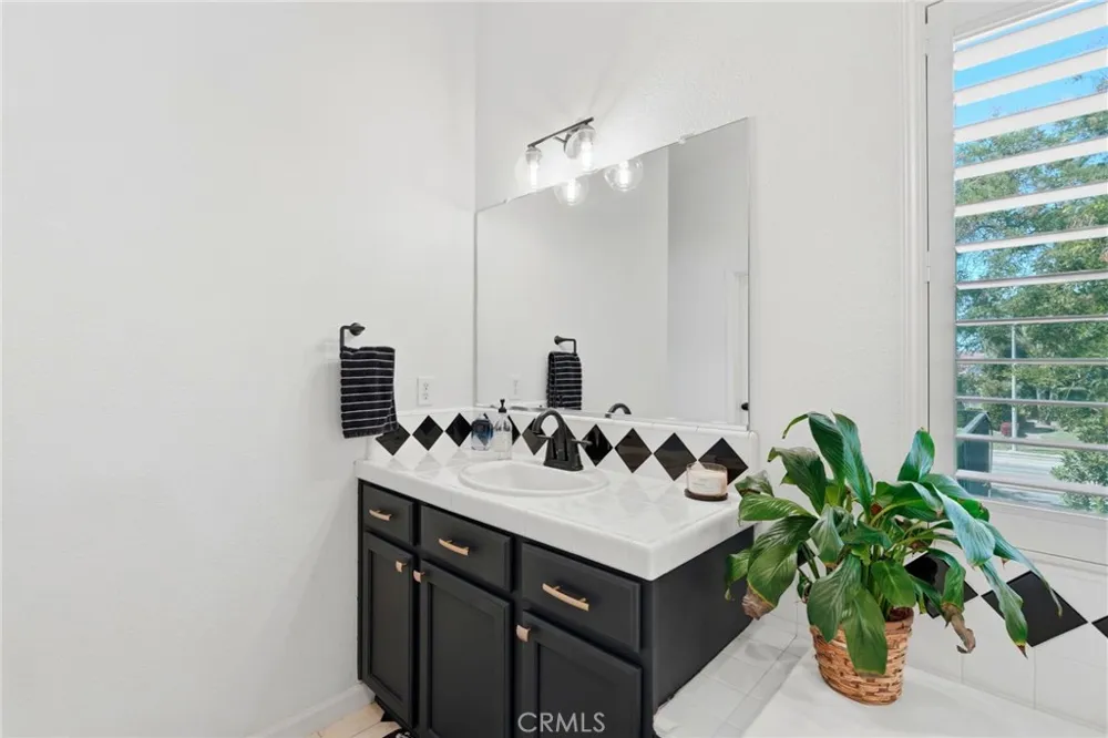 4826 W Ceres Court Visalia, CA 93291