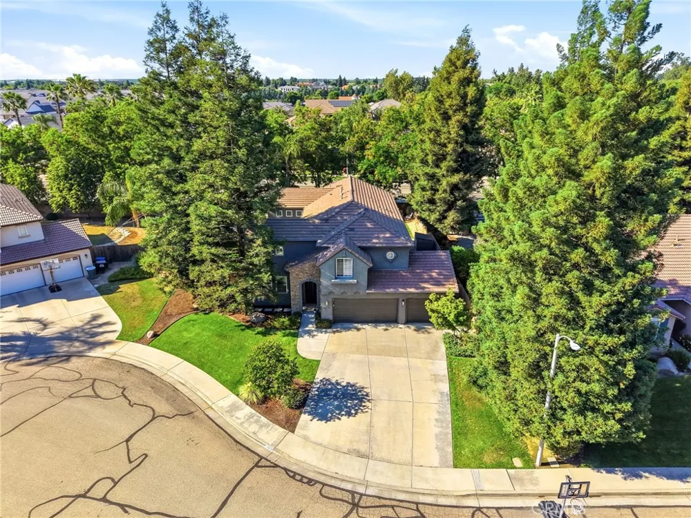 4826 W Ceres Court Visalia, CA 93291