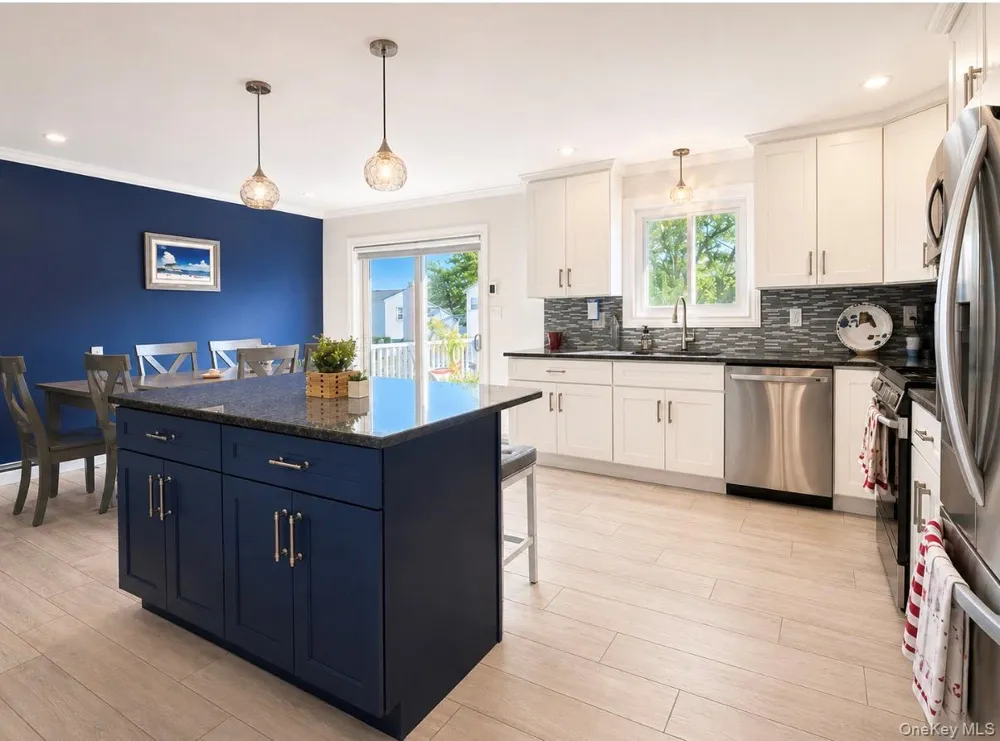 121 W Lake Drive Lindenhurst, NY 11757