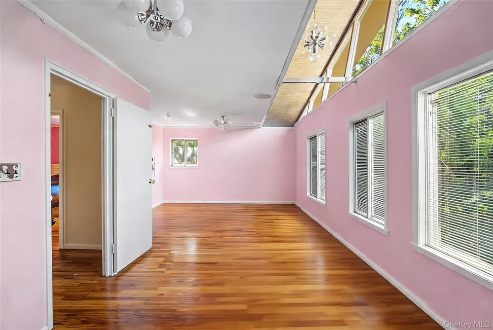 159 South Drive Manhasset Hills, NY 11040