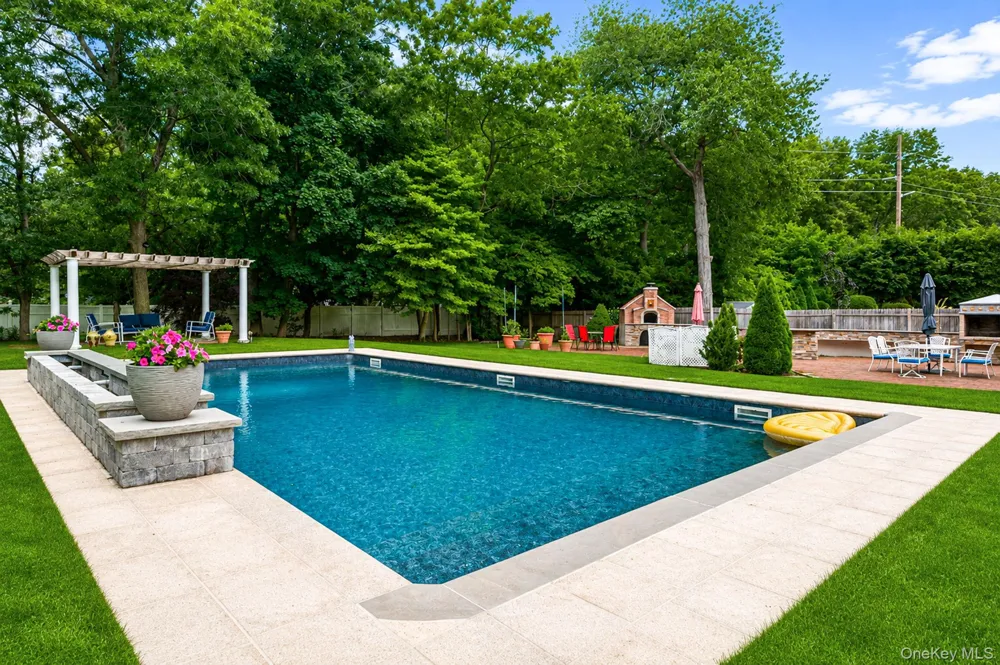 199 Dix Hills Road Dix Hills, NY 11746