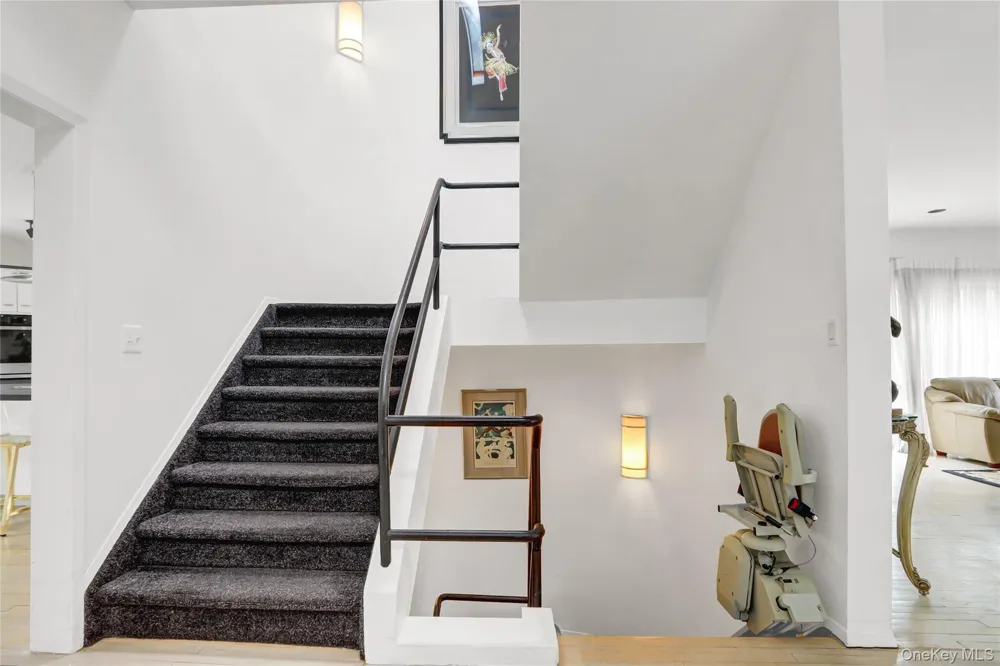 4 Verity Lane Roslyn, NY 11576