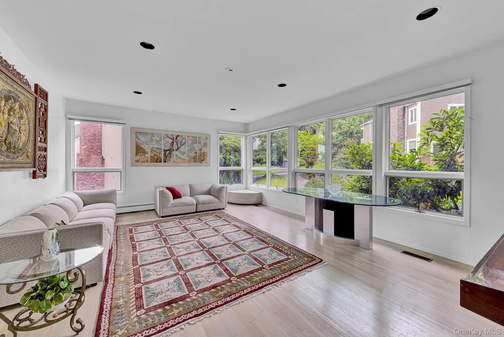 4 Verity Lane Roslyn, NY 11576