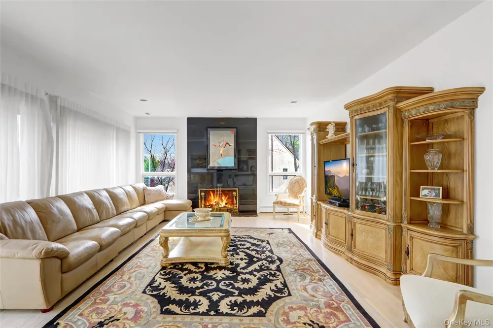 4 Verity Lane Roslyn, NY 11576