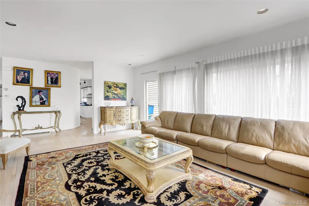 4 Verity Lane Roslyn, NY 11576