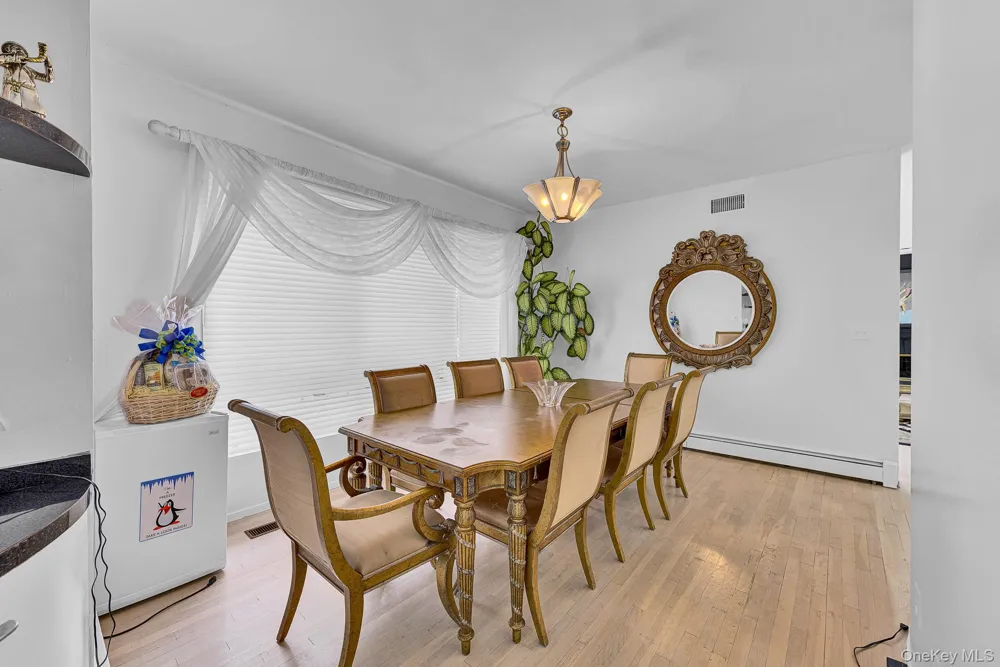 4 Verity Lane Roslyn, NY 11576