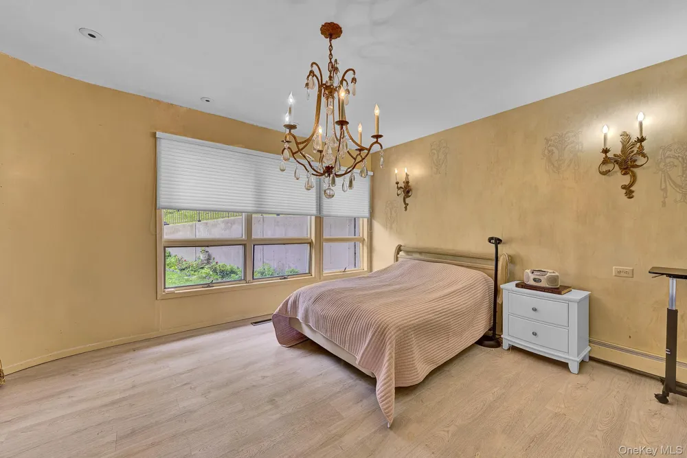 4 Verity Lane Roslyn, NY 11576