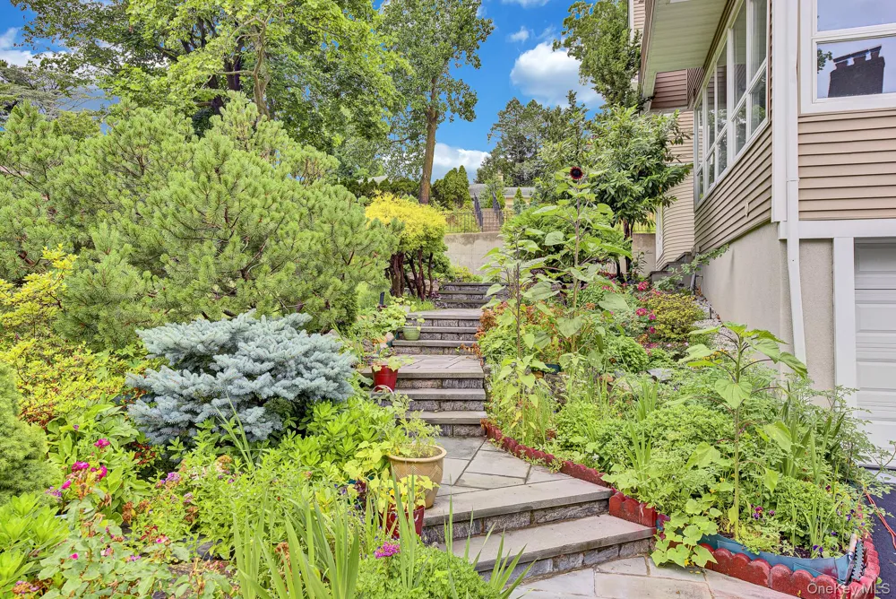 4 Verity Lane Roslyn, NY 11576