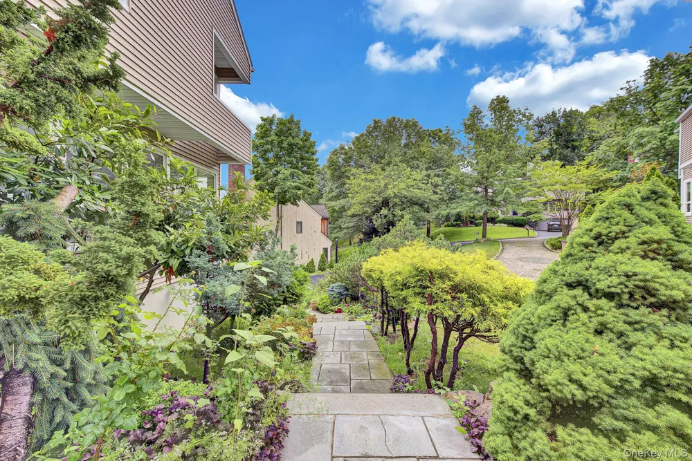 4 Verity Lane Roslyn, NY 11576