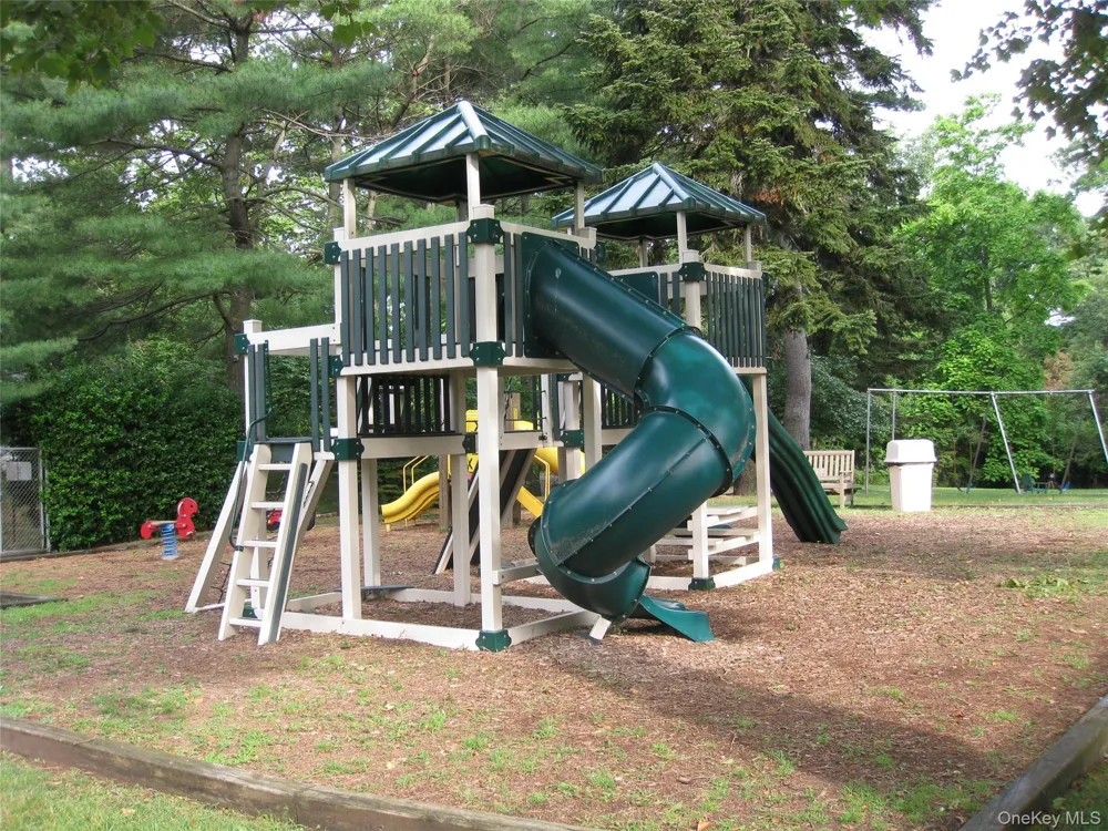 4 Verity Lane Roslyn, NY 11576
