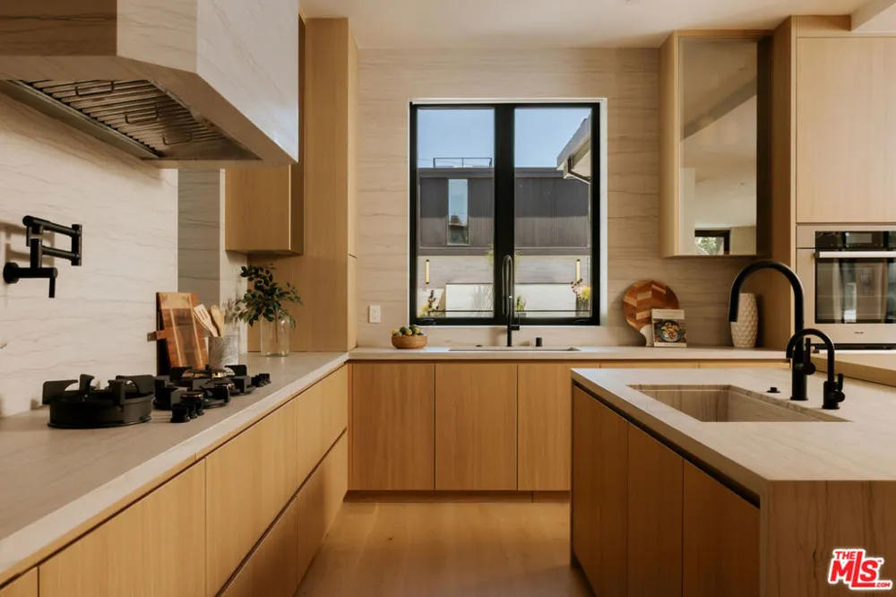 528 Marguerita Avenue Santa Monica, CA 90402