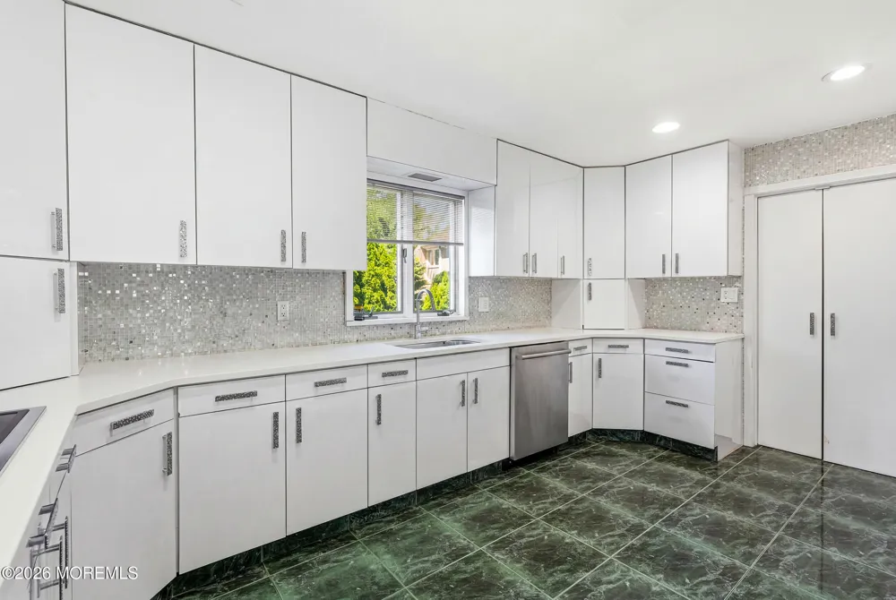 4 Mount Court Oakhurst, NJ 07755