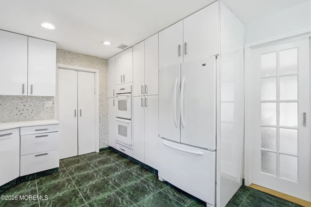 4 Mount Court Oakhurst, NJ 07755