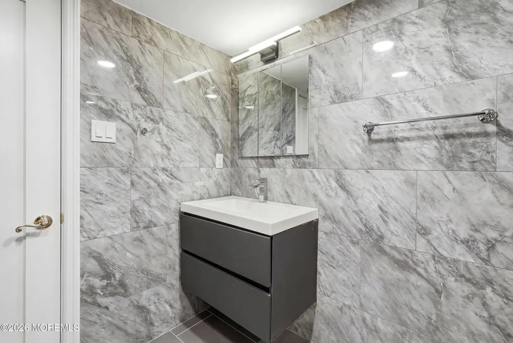 4 Mount Court Oakhurst, NJ 07755