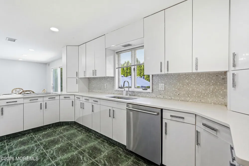 4 Mount Court Oakhurst, NJ 07755