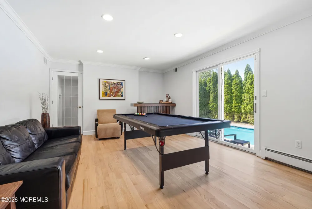 4 Mount Court Oakhurst, NJ 07755