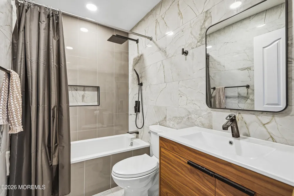 4 Mount Court Oakhurst, NJ 07755