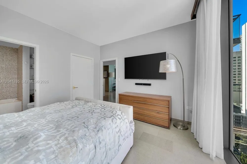88 SW 7th St #1212 Miami, FL 33130