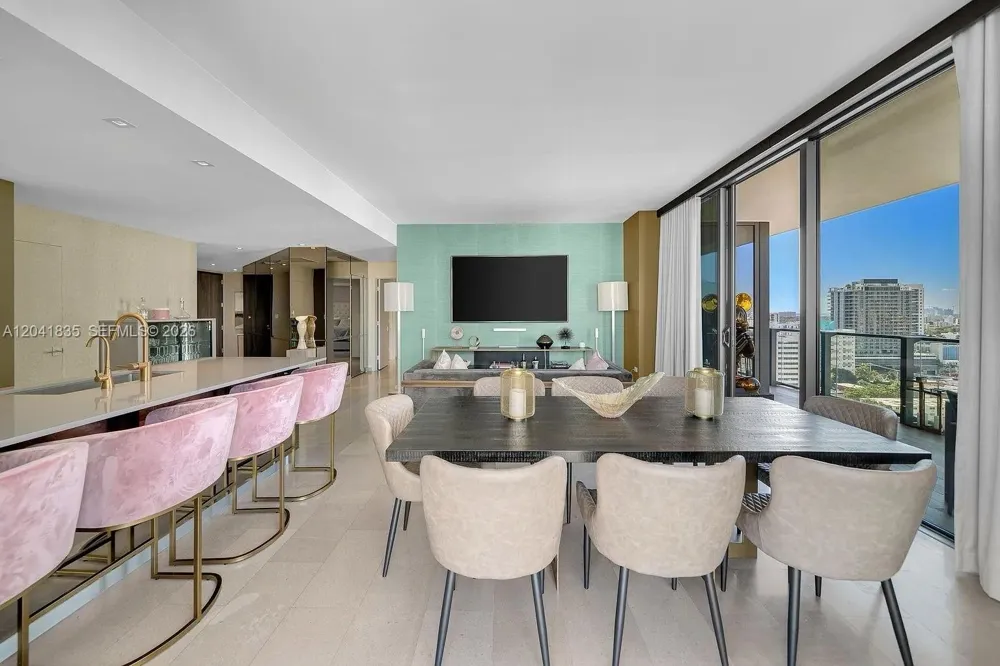 88 SW 7th St #1212 Miami, FL 33130